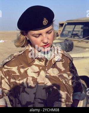 Erster Golfkrieg: 10. März 1991 Ein Soldat des Women's Royal Army Corps (WRAC) der britischen Armee wartet in der Wüste darauf, Kuwait nach der Niederlage der irakischen Streitkräfte im Ersten Golfkrieg zu exfiltrieren. Stockfoto