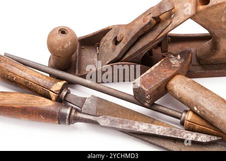 Alte Handwerkzeuge aus Metall mit Rost auf weiß Stockfoto