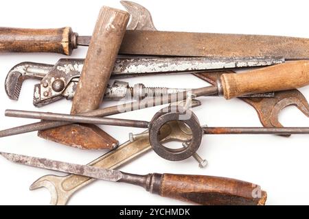 Alte Handwerkzeuge aus Metall mit Rost auf weiß Stockfoto