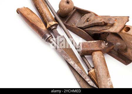 Alte Handwerkzeuge aus Metall mit Rost auf weiß Stockfoto