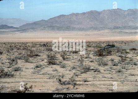 Fort Irwin, CA. USA. Mai 1991. Das Fort Irwin National Training Center (Fort Irwin NTC) ist ein wichtiges Trainingsgebiet für das US-Militär in der Mojave-Wüste im Norden des San Bernardino County, Kalifornien. Fort Irwin liegt auf einer durchschnittlichen Höhe von 2.454 ft (748 m) und liegt 37 mi (60 km) nordöstlich von Barstow in den Calico Mountains. Das National Training Center ist Teil des US Army Forces Command (FORSCOM). Die gegnerische Streitmacht im National Training Center ist das 11. Gepanzerte Kavallerie-Regiment, die Blackhorse Cavalry, die auf der Basis stationiert sind, um eine gegnerische Streitmacht zu bilden Stockfoto