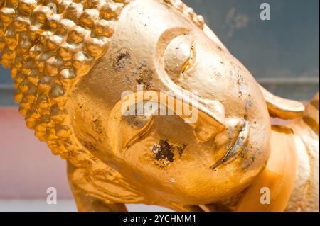 Nahaufnahme Gesicht ruhen Golden Buddha (Dienstag) im Tempel Wat Phra Yai. Die Insel Koh Samui, Thailand Stockfoto