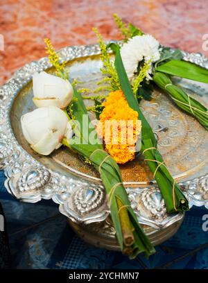 Lotus-Blumengirlandeopfer im buddhistischen Tempel Stockfoto