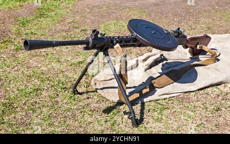 Sowjetisches leichtes Maschinengewehr (Degtyarew) (DP 27) (Modell 1940). Er wurde in der sowjetischen Armee während der Schlachten im 2. Weltkrieg eingesetzt Stockfoto