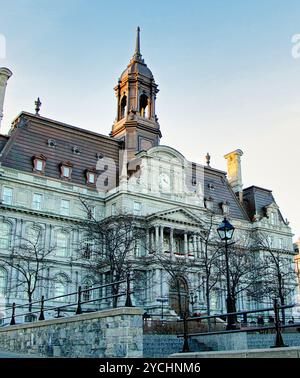 Historisches Gebäude des Rathauses von Montreal mit Uhrenturm unter klarem Himmel Stockfoto