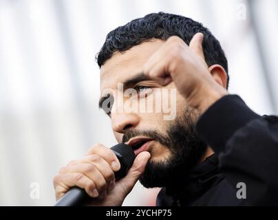 AMSTERDAM - 23.10.2024, Freistil-Fußballspieler Soufiane Touzani während des Auftakts des Amsterdamer Straßenfußballturniers im Rahmen des Amsterdamer Jubiläumsjahres 750. Es ist ein Turnier für Jugendliche zwischen 10 und 16 Jahren, bei dem sich Jugendliche aus verschiedenen Stadtteilen treffen und Fußball spielen. ANP SEM VAN DER WAL niederlande aus - belgien aus Stockfoto