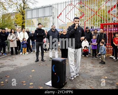 AMSTERDAM - Freistil-Fußballspieler Soufiane Touzani während des Auftakts des Amsterdamer Straßenfußballturniers im Rahmen des Amsterdamer Jubiläumsjahres 750. Es ist ein Turnier für Jugendliche zwischen 10 und 16 Jahren, bei dem sich Jugendliche aus verschiedenen Stadtteilen treffen und Fußball spielen. ANP SEM VAN DER WAL niederlande aus - belgien aus Stockfoto