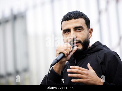 AMSTERDAM - Freistil-Fußballspieler Soufiane Touzani während des Auftakts des Amsterdamer Straßenfußballturniers im Rahmen des Amsterdamer Jubiläumsjahres 750. Es ist ein Turnier für Jugendliche zwischen 10 und 16 Jahren, bei dem sich Jugendliche aus verschiedenen Stadtteilen treffen und Fußball spielen. ANP SEM VAN DER WAL niederlande aus - belgien aus Stockfoto