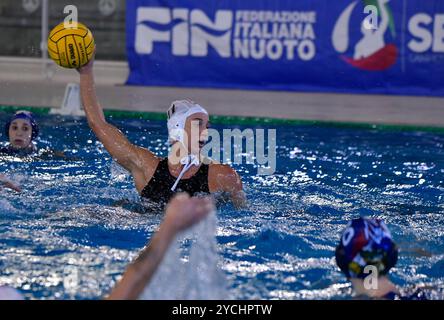 Rom, Italien, 23.10.2024, Agnese Cocchiere von SIS Roma während des Spiels SIS Roma gegen Brizz Nuoto - Tag 2 Wasserpolo italienische Frauen-Meisterschaft Serie A1 am 23. Oktober 2024 im Polo Natatorio Ostia in Rom, Italien Stockfoto