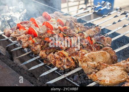 Saftige Scheiben von Fleisch mit Soße vorbereiten auf Feuer (Schaschlik) Stockfoto