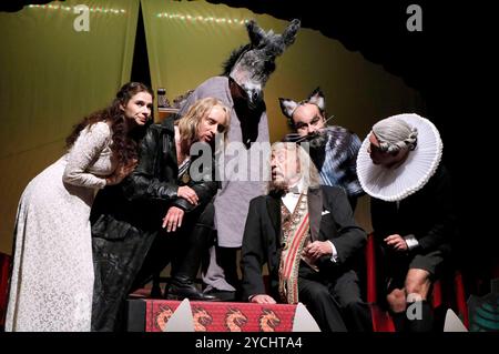 Helen Barke, Fabian Stromberger, Christiane Zander, Georgios Tsivanoglou, Dieter Hallervorden und Mario Ramos bei der Fotoprobe zum Theaterstück der Drache im Schlosspark Theater. Berlin, 23.10.2024 *** Helen Barke, Fabian Stromberger, Christiane Zander, Georgios Tsivanoglou, Dieter Hallervorden und Mario Ramos bei der Fotoprobe zum Stück der Drache im Schlosspark Theater Berlin, 23 10 2024 Foto:XA.xBuggex/xFuturexImagex drache 4025 Stockfoto