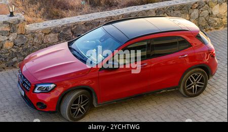 Gaziveren Zypern 10.12.2024 roter Mercedes-SUV-Wagen parkt auf der Straße Stockfoto