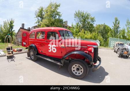 SAMARA, RUSSLAND - 16. JUNI: Rallye der Retro-Autos Peking-Paris 2013 , 16. Juni 2013 in Samara, Russland. Chevrolet Suburban 1940 Jahre Stockfoto