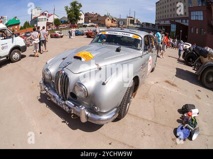 SAMARA, RUSSLAND - 16. JUNI: Rallye der Retro-Autos Peking-Paris 2013 , 16. Juni 2013 in Samara, Russland. Jaguar MkII 1960 Jahre Stockfoto