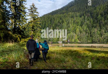 Eine Gruppe von Ökotourismus-Wanderern und Senioren, geführt von einem Reiseleiter, erkunden den Küstenlebensraum des Great Bear Rain Forest in British Columbia, Kanada. Stockfoto