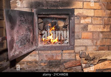 Alten Herd mit offener Tür und der Holzverbrennung Stockfoto