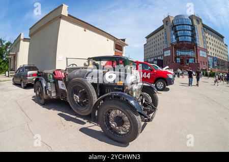 SAMARA, RUSSLAND - 16. JUNI: Rallye der Retro-Autos Peking-Paris 2013 , 16. Juni 2013 in Samara, Russland. Bentley 3-4Â½ 1927 Jahre Stockfoto