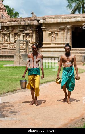 THANJAVUR (TRICHY), INDIEN - 13. FEBRUAR: Hindu-Brahmanen mit religiösen Attributen gehen zur Zeremonie, die Shiva im Gangaikonda Cholapuram Tempel gewidmet ist Stockfoto