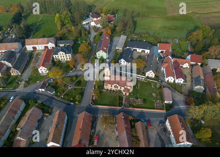 Ortsansicht Skäßchen Ortsansicht Skäßchen mit Dorfkirche. Der Ort liegt nahe der Stadt Großenhain im Landkreis Meißen. Luftaufnahme mit einer Drohne Skäßchen Sachsen Deutschland *** Local View Skäßchen Local View Skäßchen mit Dorfkirche das Dorf liegt nahe der Stadt Großenhain im Landkreis Meißen Luftaufnahme mit Drohne Skäßchen Sachsen Deutschland Daniel Wagner Stockfoto