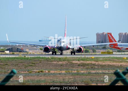 Vorderansicht des Flugzeugs Boeing 737 der Fluggesellschaft Jet2 am Flughafen Alicante. Stockfoto