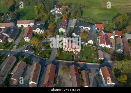 Ortsansicht Skäßchen Ortsansicht Skäßchen mit Dorfkirche. Der Ort liegt nahe der Stadt Großenhain im Landkreis Meißen. Luftaufnahme mit einer Drohne Skäßchen Sachsen Deutschland *** Local View Skäßchen Local View Skäßchen mit Dorfkirche das Dorf liegt nahe der Stadt Großenhain im Landkreis Meißen Luftaufnahme mit Drohne Skäßchen Sachsen Deutschland Daniel Wagner Stockfoto