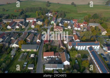 Ortsansicht Skäßchen Ortsansicht Skäßchen mit Dorfkirche. Der Ort liegt nahe der Stadt Großenhain im Landkreis Meißen. Luftaufnahme mit einer Drohne Skäßchen Sachsen Deutschland *** Local View Skäßchen Local View Skäßchen mit Dorfkirche das Dorf liegt nahe der Stadt Großenhain im Landkreis Meißen Luftaufnahme mit Drohne Skäßchen Sachsen Deutschland Daniel Wagner Stockfoto