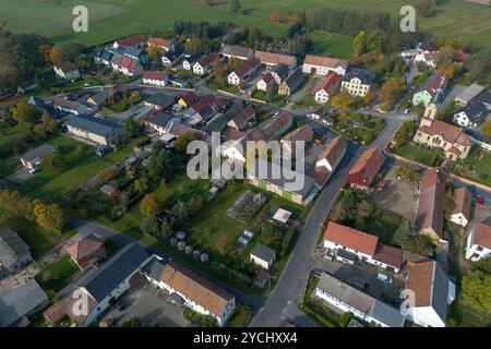 Ortsansicht Skäßchen Ortsansicht Skäßchen mit Dorfkirche. Der Ort liegt nahe der Stadt Großenhain im Landkreis Meißen. Luftaufnahme mit einer Drohne Skäßchen Sachsen Deutschland *** Local View Skäßchen Local View Skäßchen mit Dorfkirche das Dorf liegt nahe der Stadt Großenhain im Landkreis Meißen Luftaufnahme mit Drohne Skäßchen Sachsen Deutschland Daniel Wagner Stockfoto