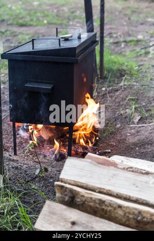 Mobile Räucherei, warm auf Holz und Feuer Stockfoto