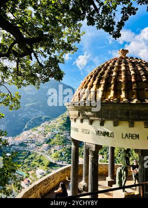 Ravello Campania, Italien. Oktober 12,2024 Panoramafoto der Amalfiküste von der Infinity Terrace der Villa Cimbrone. Stockfoto