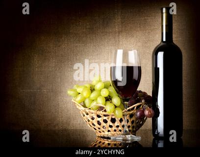 Trauben und eine Flasche Wein Stockfoto
