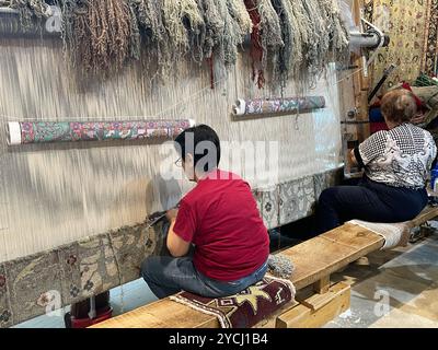 Zwei Damen machen traditionelle armenische Teppiche, Jerewan, Republik Armenien. Stockfoto