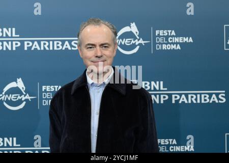 Rom, Italien. Oktober 2024. John Crowley Regisseur nimmt am Photocall des Films „We Live in Time“ während des 19. Rom Film fest am Auditorium Parco Della Musica am 23. Oktober 2024 in Rom Teil. Quelle: Live Media Publishing Group/Alamy Live News Stockfoto