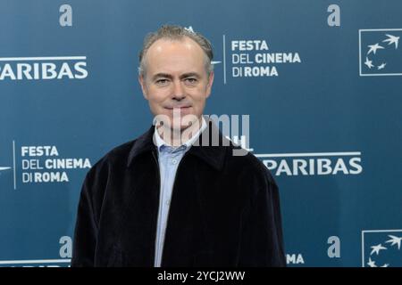 News - das 19. Rom Film fest Photocall We Live in Time John Crowley Regisseur nimmt am Fotocall des Films We Live in Time während des 19. Rom Film fest am Auditorium Parco Della Musica am 23. Oktober 2024 in Rom, Italien Teil. Rome Auditorium Parco della Musica Italien Copyright: XFabrizioxCorradettix/xLiveMediax LPN 1572022 Stockfoto
