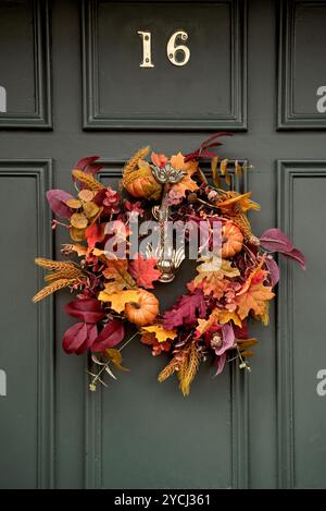 Herbst- oder Halloween-Kranz an einer Tür in Edinburghs Neustadt. Stockfoto