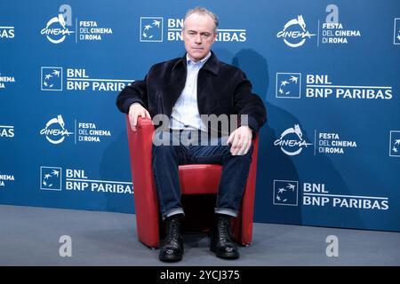 John Crowley nimmt am Fotoaufruf von „We Live in Time“ während des 19. Rom Film Festivals im Auditorium Parco Della Musica in Rom Teil. (Foto: Davide Di Lalla / SOPA Images/SIPA USA) Stockfoto