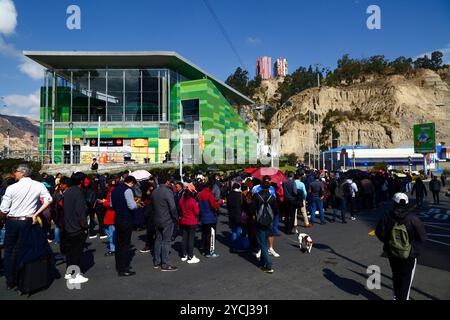 La Paz, BOLIVIEN; 23. Oktober 2024: Vor der Seilbahnstation der Green Line in Irpavi in der Zona Sur stehen viele Menschen an, um mit den Seilbahnen ins Stadtzentrum von La Paz zu gelangen. Die Busse und Minibusse von La Paz streiken heute aus Protest gegen Treibstoffknappheit und steigende Lebenshaltungskosten. Die Seilbahnen sind die wichtigste alternative Transportart bei solchen Streiks. Kraftstoffknappheit und Lieferprobleme (insbesondere Diesel) sind in Bolivien seit mehreren Monaten ein regelmäßiges Problem; seit Anfang der letzten Woche gab es auch riesige Warteschlangen für Benzin/Benzin. Stockfoto