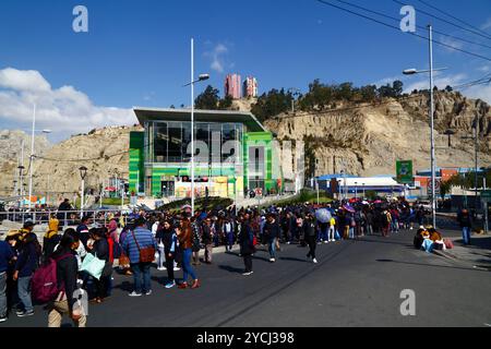 La Paz, BOLIVIEN; 23. Oktober 2024: Vor der Seilbahnstation der Green Line in Irpavi in der Zona Sur stehen viele Menschen an, um mit den Seilbahnen ins Stadtzentrum von La Paz zu gelangen. Die Busse und Minibusse von La Paz streiken heute aus Protest gegen Treibstoffknappheit und steigende Lebenshaltungskosten. Die Seilbahnen sind die wichtigste alternative Transportart bei solchen Streiks. Kraftstoffknappheit und Lieferprobleme (insbesondere Diesel) sind in Bolivien seit mehreren Monaten ein regelmäßiges Problem; seit Anfang der letzten Woche gab es auch riesige Warteschlangen für Benzin/Benzin. Stockfoto