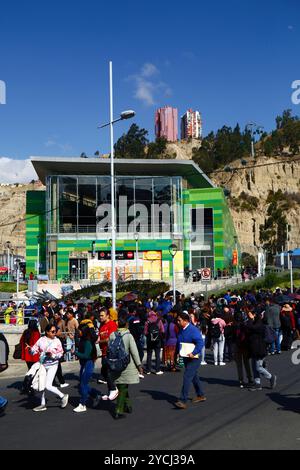 La Paz, BOLIVIEN; 23. Oktober 2024: Vor der Seilbahnstation der Green Line in Irpavi in der Zona Sur stehen viele Menschen an, um mit den Seilbahnen ins Stadtzentrum von La Paz zu gelangen. Die Busse und Minibusse von La Paz streiken heute aus Protest gegen Treibstoffknappheit und steigende Lebenshaltungskosten. Die Seilbahnen sind die wichtigste alternative Transportart bei solchen Streiks. Kraftstoffknappheit und Lieferprobleme (insbesondere Diesel) sind in Bolivien seit mehreren Monaten ein regelmäßiges Problem; seit Anfang der letzten Woche gab es auch riesige Warteschlangen für Benzin/Benzin. Stockfoto