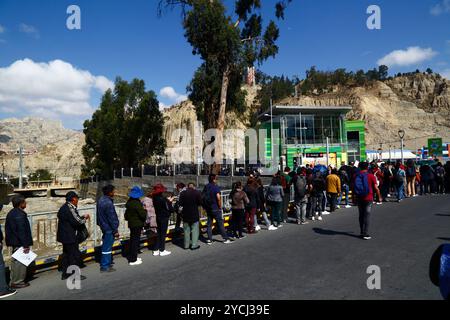 La Paz, BOLIVIEN; 23. Oktober 2024: Vor der Seilbahnstation der Green Line in Irpavi in der Zona Sur stehen viele Menschen an, um mit den Seilbahnen ins Stadtzentrum von La Paz zu gelangen. Die Busse und Minibusse von La Paz streiken heute aus Protest gegen Treibstoffknappheit und steigende Lebenshaltungskosten. Die Seilbahnen sind die wichtigste alternative Transportart bei solchen Streiks. Kraftstoffknappheit und Lieferprobleme (insbesondere Diesel) sind in Bolivien seit mehreren Monaten ein regelmäßiges Problem; seit Anfang der letzten Woche gab es auch riesige Warteschlangen für Benzin/Benzin. Stockfoto