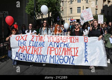 Griechische Lehrer protestieren für bessere Bezahlung Kindergarten- und Grundschullehrer protestieren in Zentral-Athen und fordern Gehaltserhöhungen. Athen Griechenland Copyright: XNicolasxKoutsokostasxNicolasxKoutsokostasx DSC 202410230282 Stockfoto