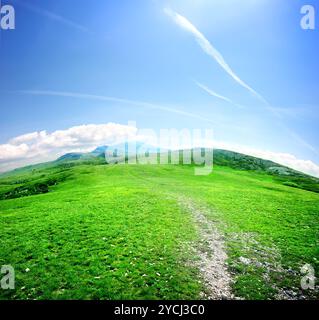 Straße in einem Bergtal Stockfoto