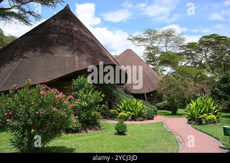 LAKE NAIVASHA, AUSSERHALB DER STADT NAIVASHA IN KENIA, AFRIKA - 11. NOVEMBER 2022: Ökologisches Hotel mit Luxusunterkunft am Ufer des Lake Naivasha, ON Stockfoto