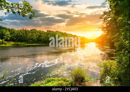 Sonnenuntergang über dem Fluss im Wald Stockfoto