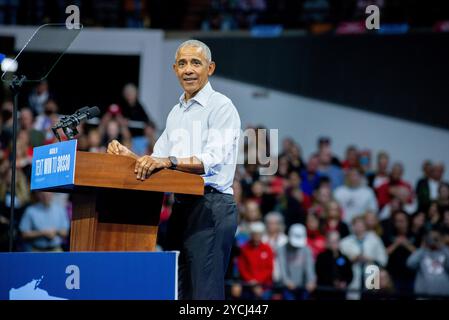 Madison, USA. Oktober 2024. Der ehemalige Präsident Barack Obama hält sich am Dienstag, den 22. Oktober 2024, auf einer Kundgebung zur Unterstützung der Kampagne von Kamala Harris für den Präsidenten in Madison, WI. (Foto: Cullen Granzen/SIPA USA) Credit: SIPA USA/Alamy Live News Stockfoto