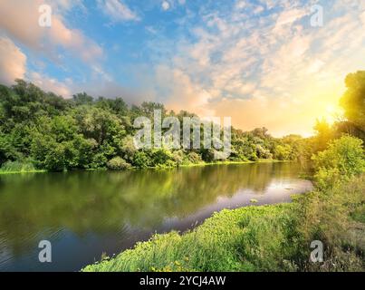 Sonne in den Wolken über dem Fluss Stockfoto