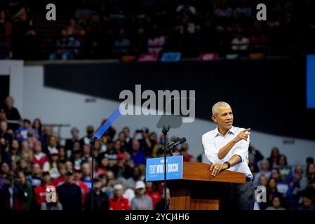 Madison, USA. Oktober 2024. Der ehemalige Präsident Barack Obama hält sich am Dienstag, den 22. Oktober 2024, auf einer Kundgebung zur Unterstützung der Kampagne von Kamala Harris für den Präsidenten in Madison, WI. (Foto: Cullen Granzen/SIPA USA) Credit: SIPA USA/Alamy Live News Stockfoto