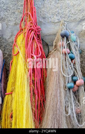 Stresa, Italien - 5. Oktober 2024: Bunte Netze hängen zum Trocknen in einer Gasse der Isola dei Pescatori (Fischerinsel). Stockfoto