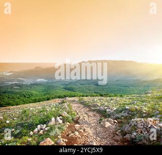 Wunderbaren Sonnenaufgang in den Bergen Stockfoto