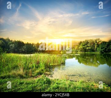 Magischen Sonnenaufgang über dem Fluss Stockfoto