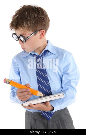 Der Schuljunge trägt eine Brille, hält Buch und Bleistift und schaut seitlich Stockfoto